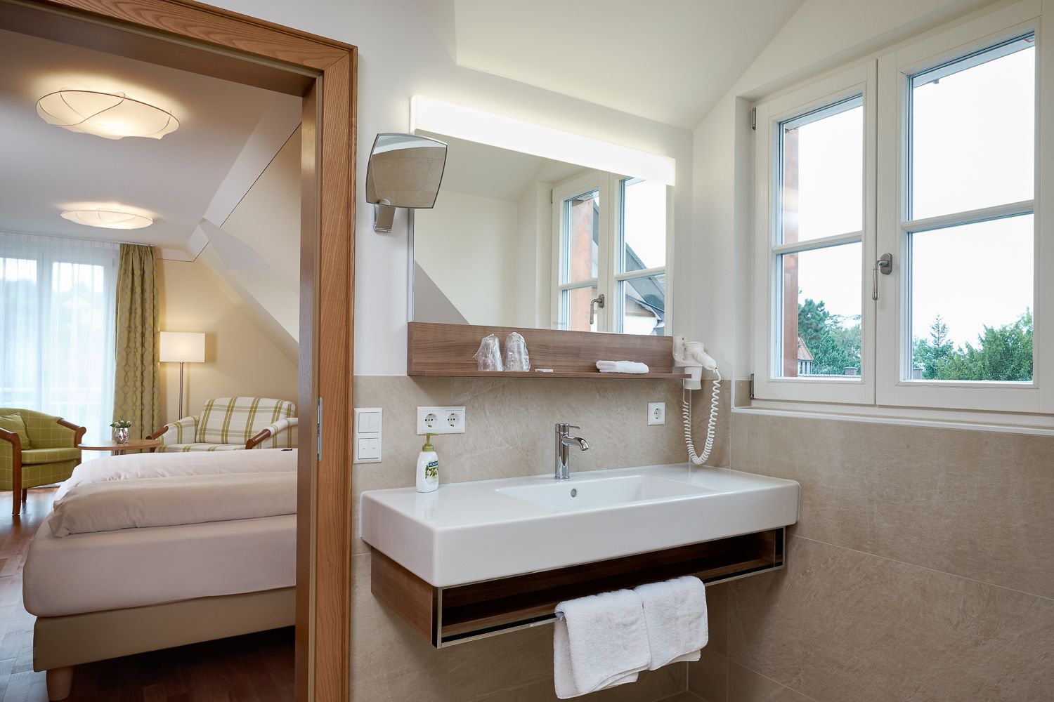 deluxe double room | minibar, in-room safe, desk, blackout curtains