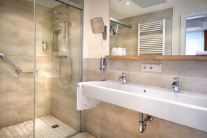 Habitación doble Deluxe | Baño | Regadera, amenidades de baño gratuitas, secadora de cabello, batas 