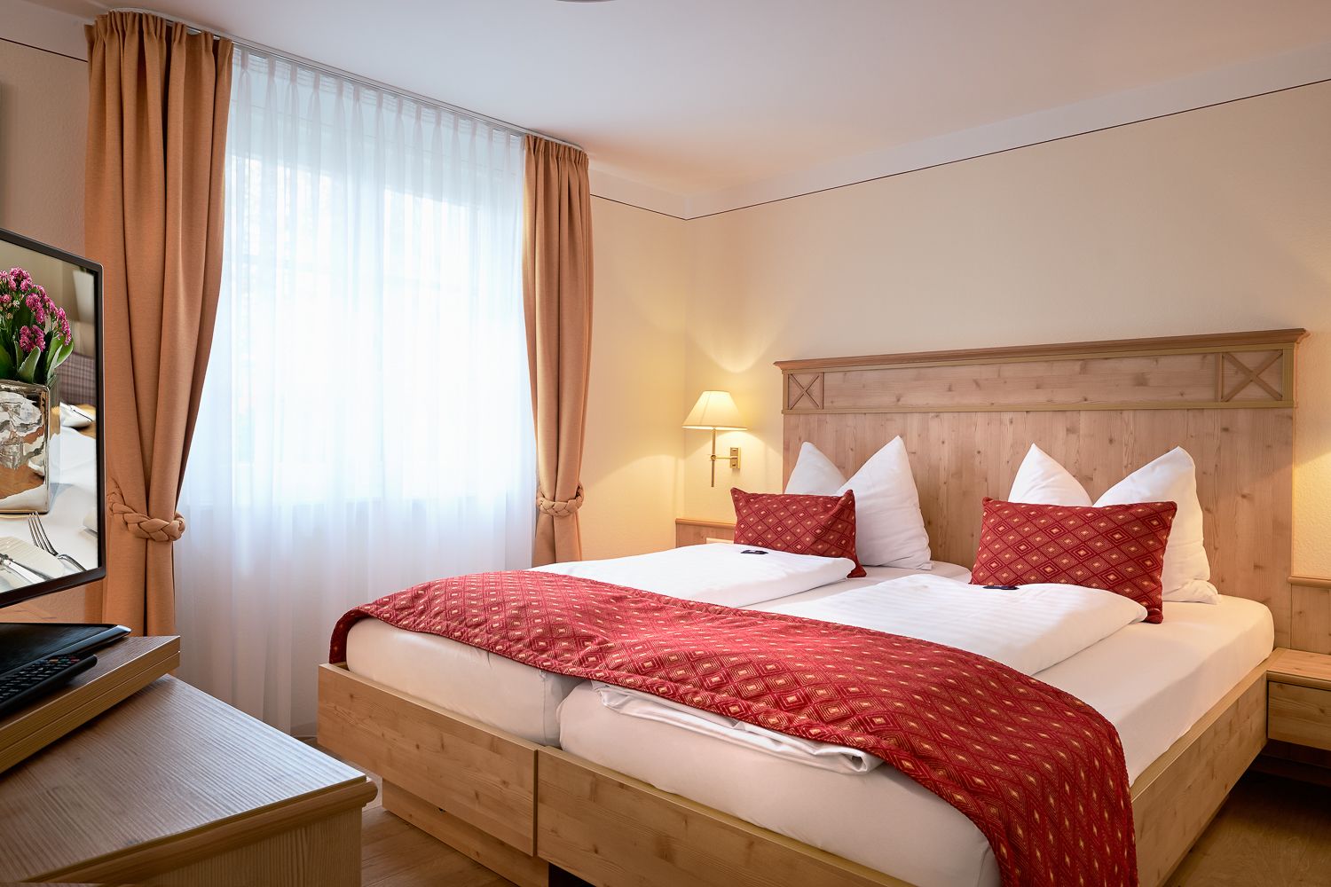 Deluxe-Doppelzimmer | Minibar, Zimmersafe, Schreibtisch, Verdunkelungsvorhänge