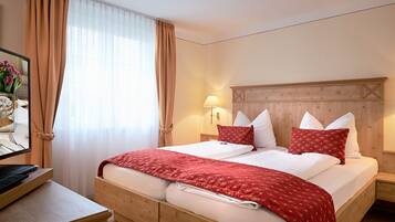 Deluxe-Doppelzimmer | Minibar, Zimmersafe, Schreibtisch, Verdunkelungsvorhänge
