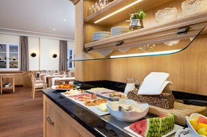 Desayuno buffet diario (EUR 10.50 por persona)