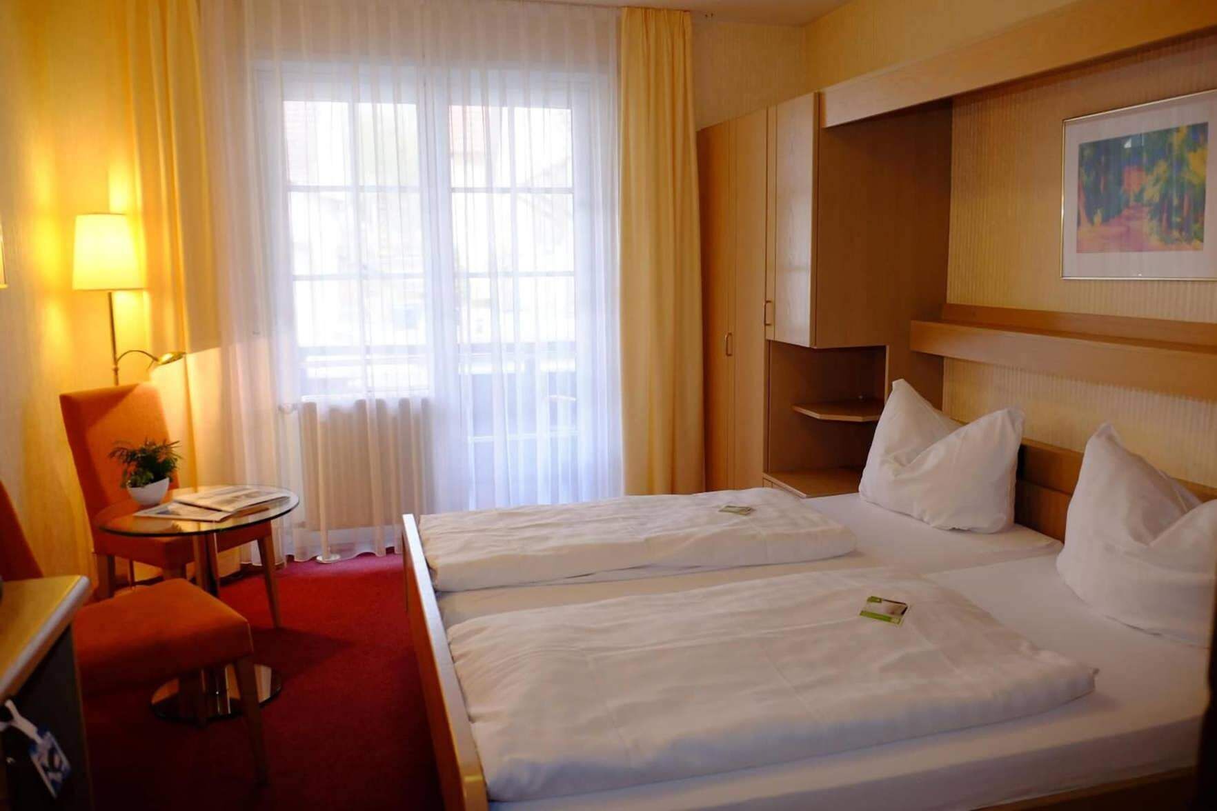 Minibar, Zimmersafe, Schreibtisch, Verdunkelungsvorhänge