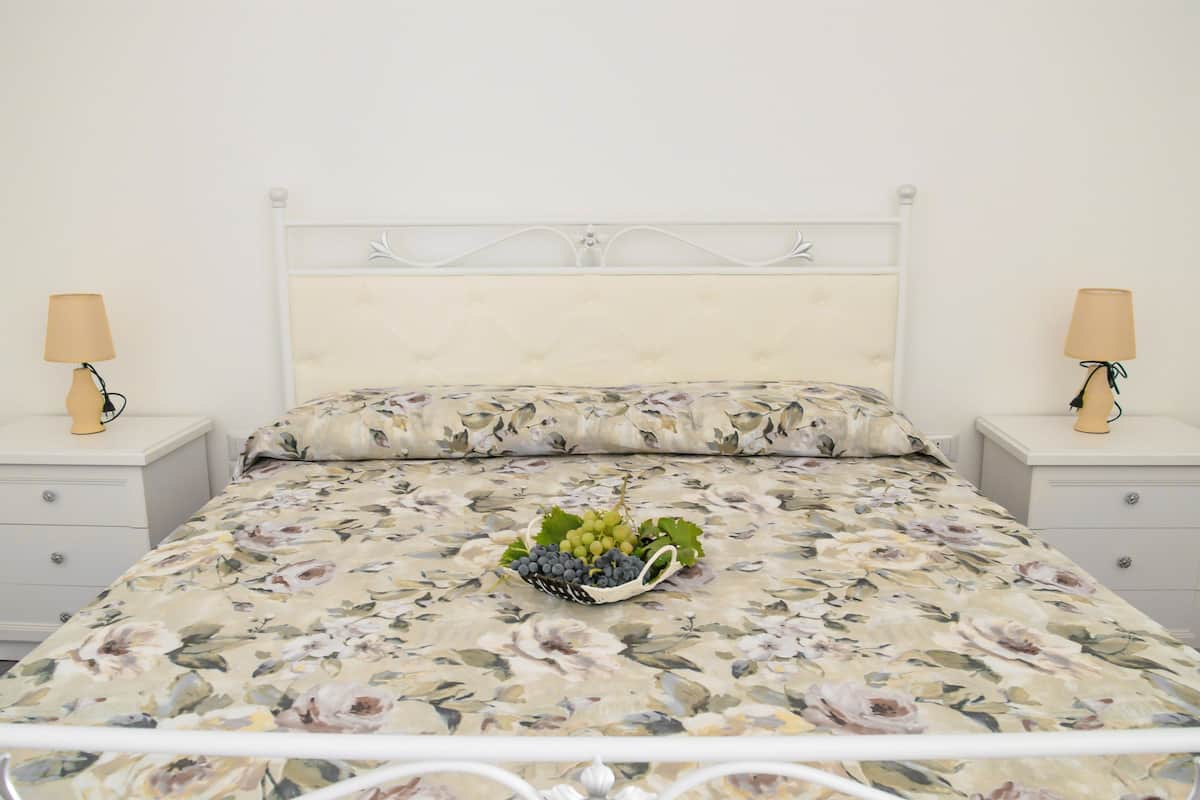 Romantic Double Room, Terrace, Vineyard View (Lavigna) | 1 bedroom, individually decorated, individually furnished, desk