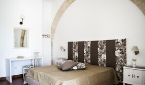 1 habitación, decoración personalizada, muebles diferentes y escritorio 