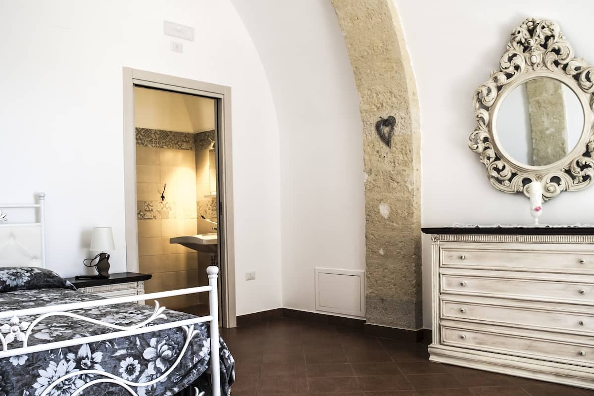 Habitación doble clásica, planta baja (Ciliegio) | 1 habitación, decoración personalizada, muebles diferentes y escritorio