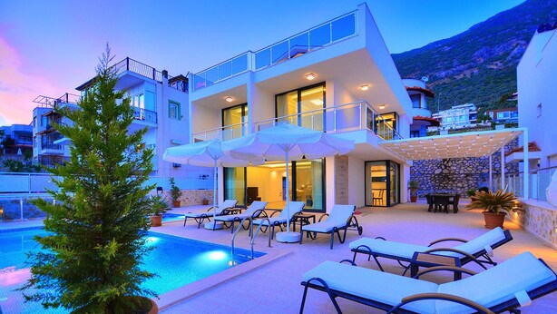 Outdoor pool, pool umbrellas, sun loungers