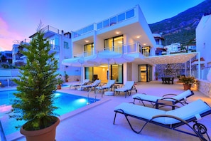 Outdoor pool, pool umbrellas, pool loungers - Villa Roza 1 (Kas)