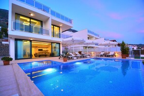 Front of property – evening/night - Villa Roza 1 (Kas)