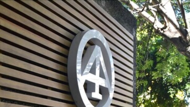 Un letrero para Altamira Apart Hotel, con un logotipo encima del nombre.