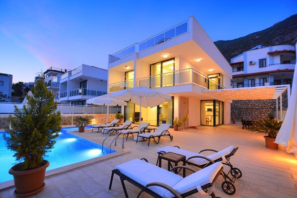 Front of property – evening/night - Villa Roza 2 (Kas)