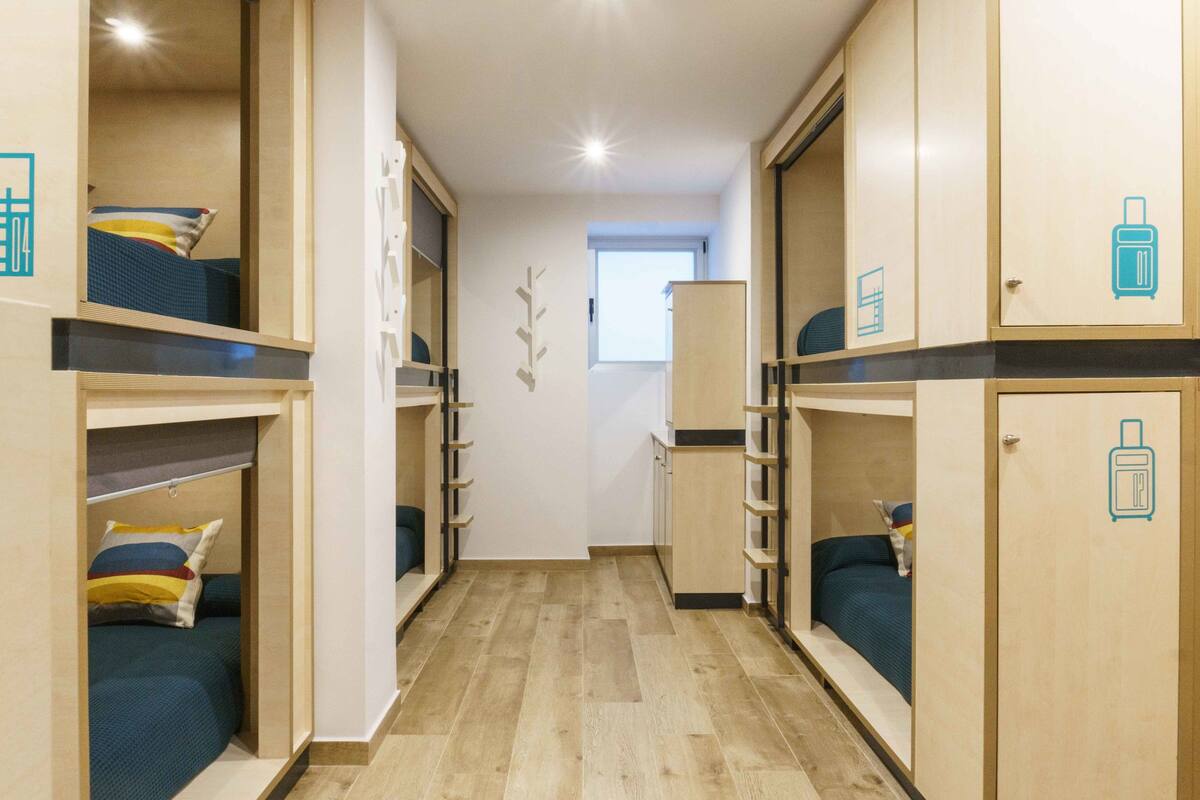 デラックス 共同ドミトリー 男女共用ドミトリー 共用バスルーム (1 bed in a 10-Bed Dormitory Room) | 高級寝具、セーフティボックス (室内)、防音設備、WiFi (無料)