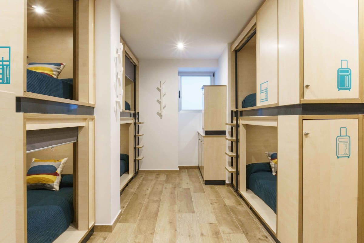 1 cama en habitación compartida mixta de 10 camas, baño compartido | Ropa de cama de alta calidad y caja de seguridad en la habitación