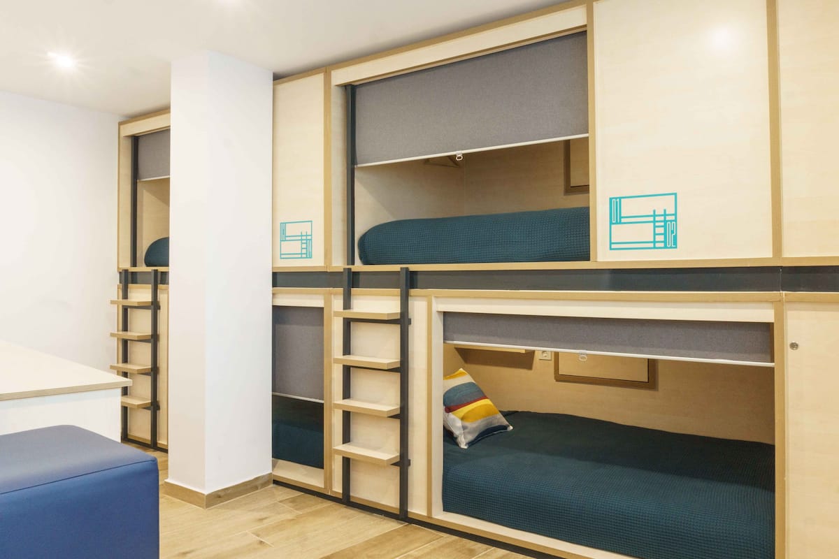 Ropa de cama de alta calidad y caja de seguridad en la habitación