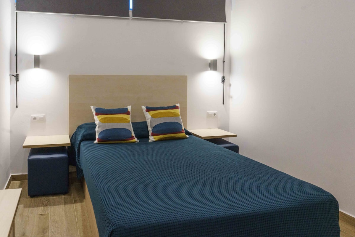 Habitación doble Deluxe, baño privado | Ropa de cama de alta calidad y caja de seguridad en la habitación