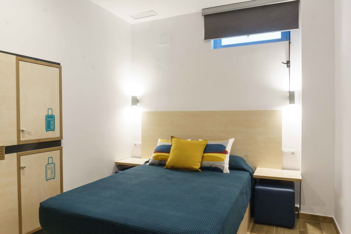Ropa de cama de alta calidad y caja de seguridad en la habitación