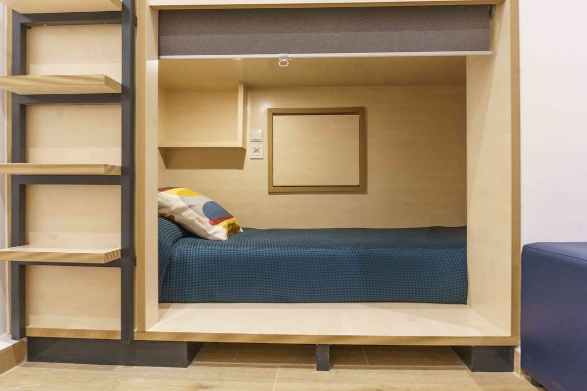 Ropa de cama de alta calidad y caja de seguridad en la habitación