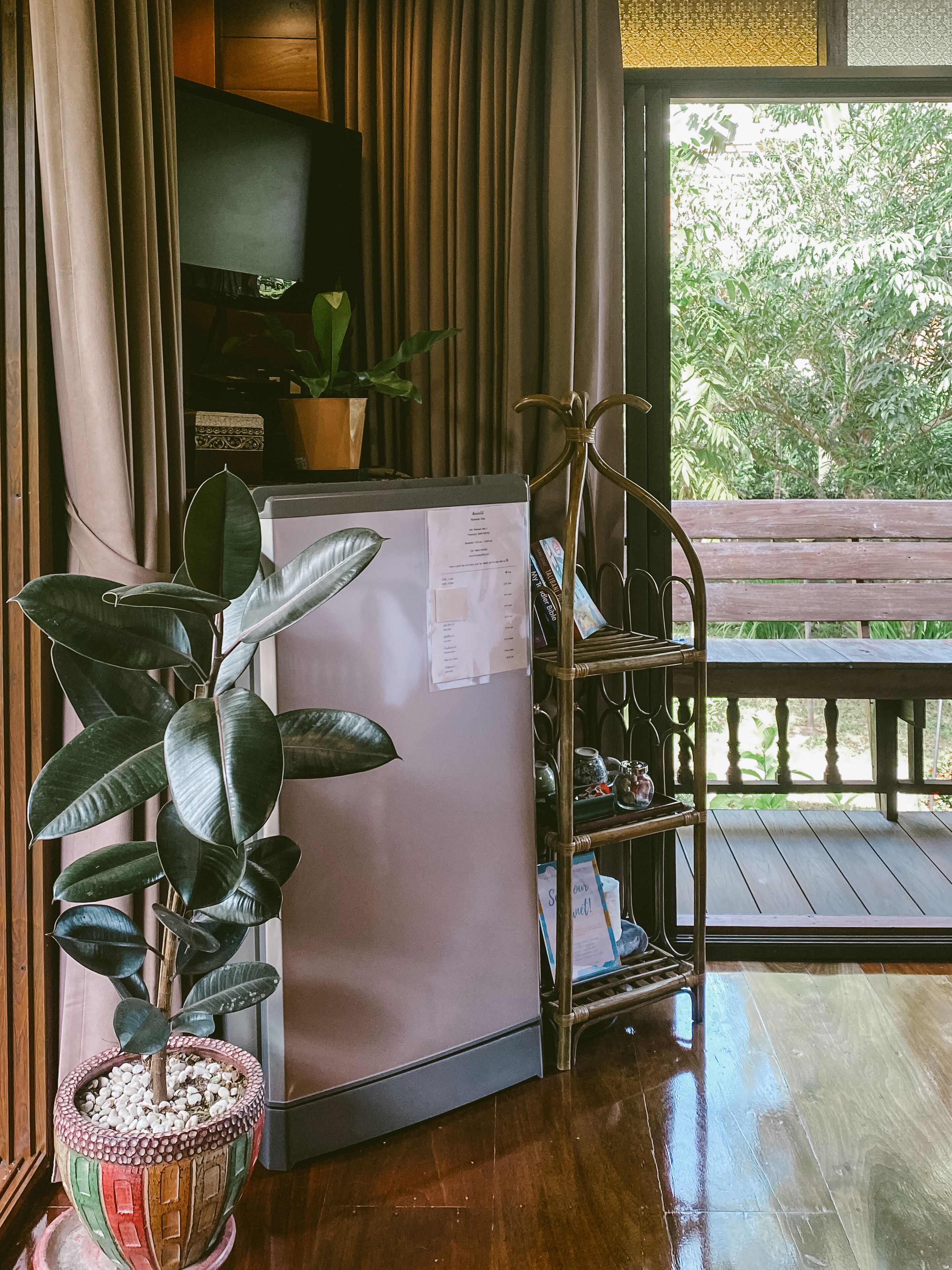 deluxe room, 1 king bed | 1 bedroom, free minibar items, blackout curtains, free wifi