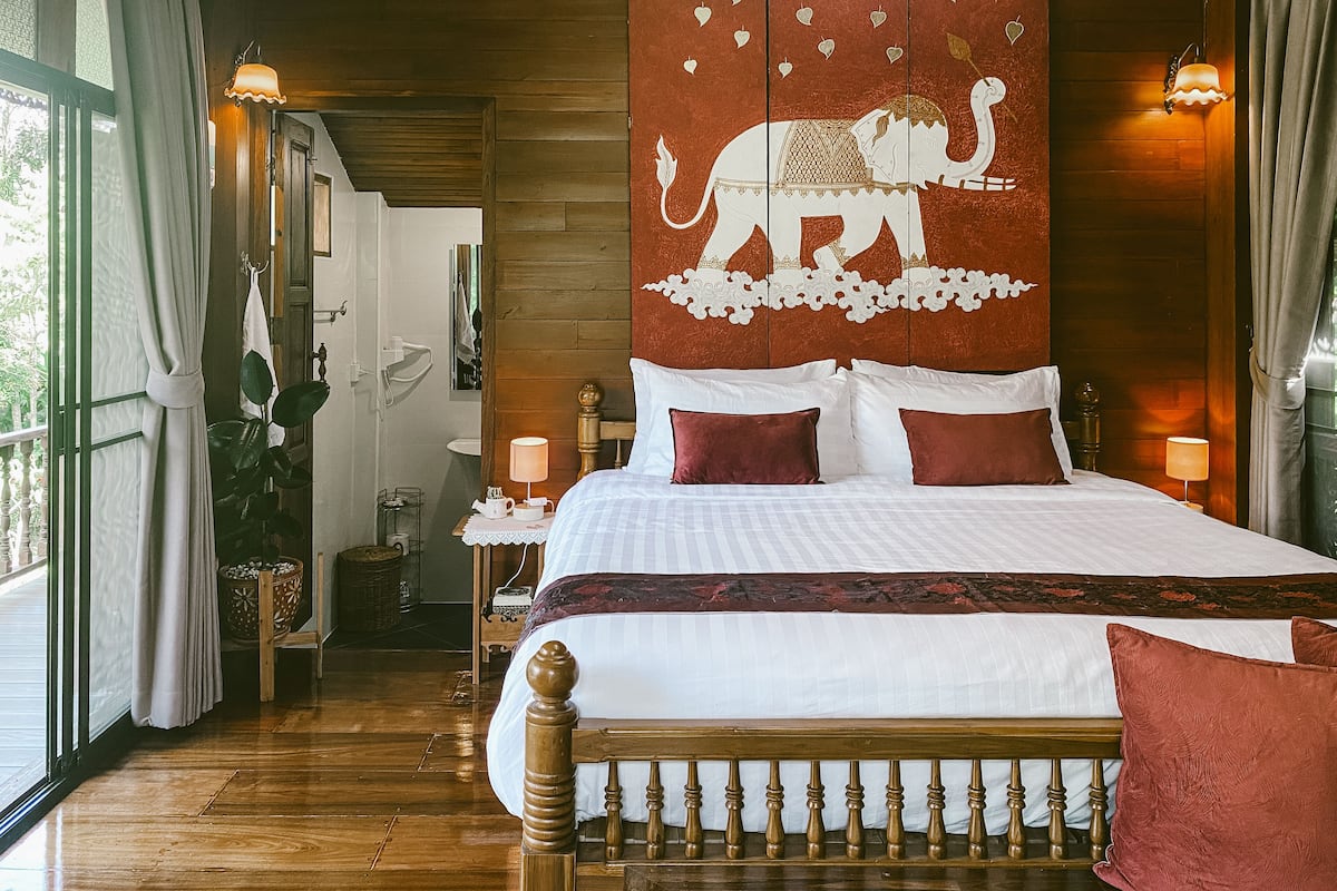 Deluxe Room, 1 King Bed | 1 bedroom, free minibar items, blackout drapes, free WiFi