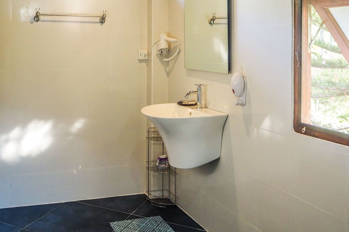 deluxe room, 1 king bed | bathroom | shower, rainfall showerhead, free toiletries, hair dryer