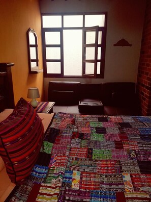 Escritorio, tabla de planchar con plancha, wifi gratis y ropa de cama 