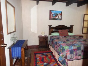 Desk, iron/ironing board, free WiFi, bed sheets - Hotel Casa del Cerro (Antigua Guatemala)