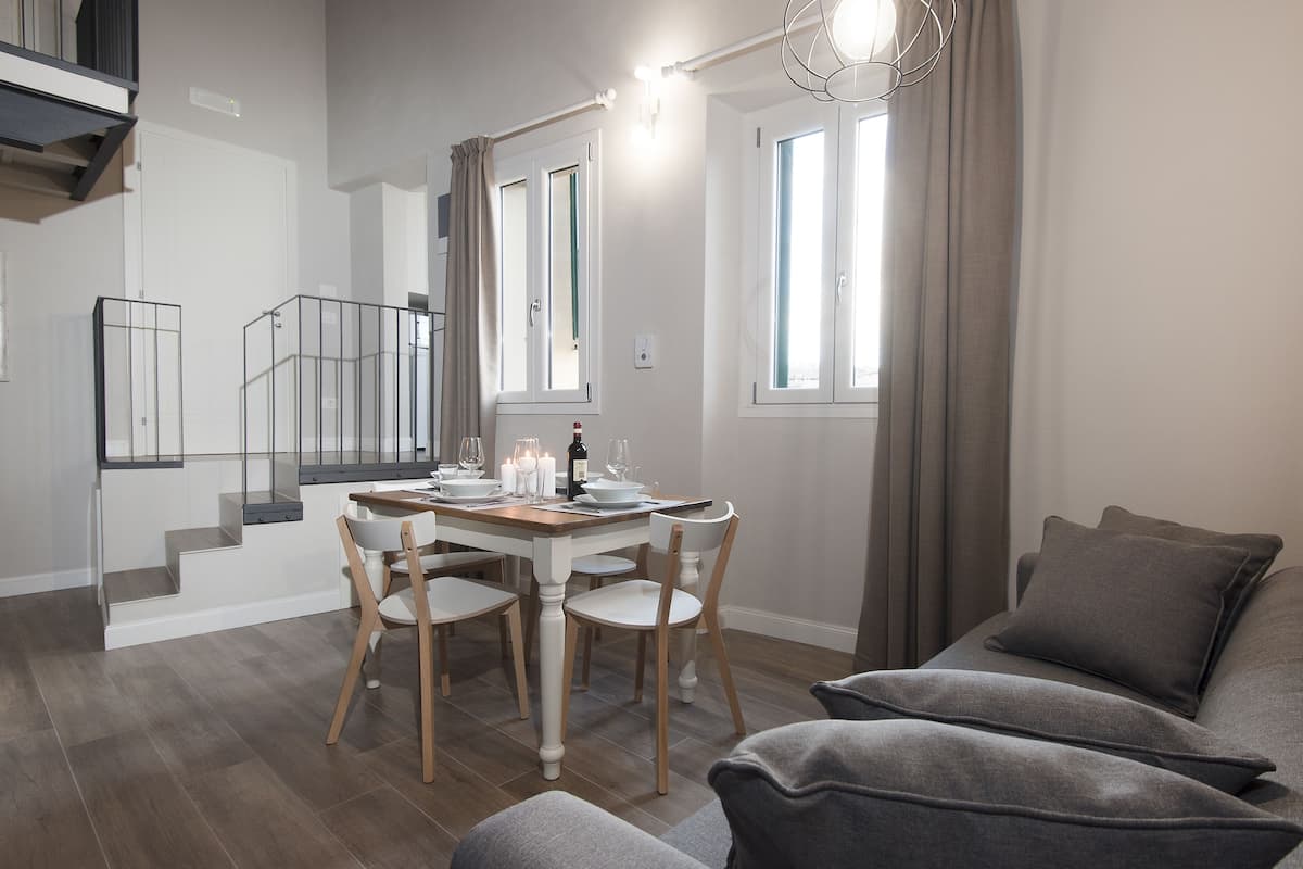 Superior appartement, 1 slaapkamer, keuken | Woonruimte | Ledtelevisie
