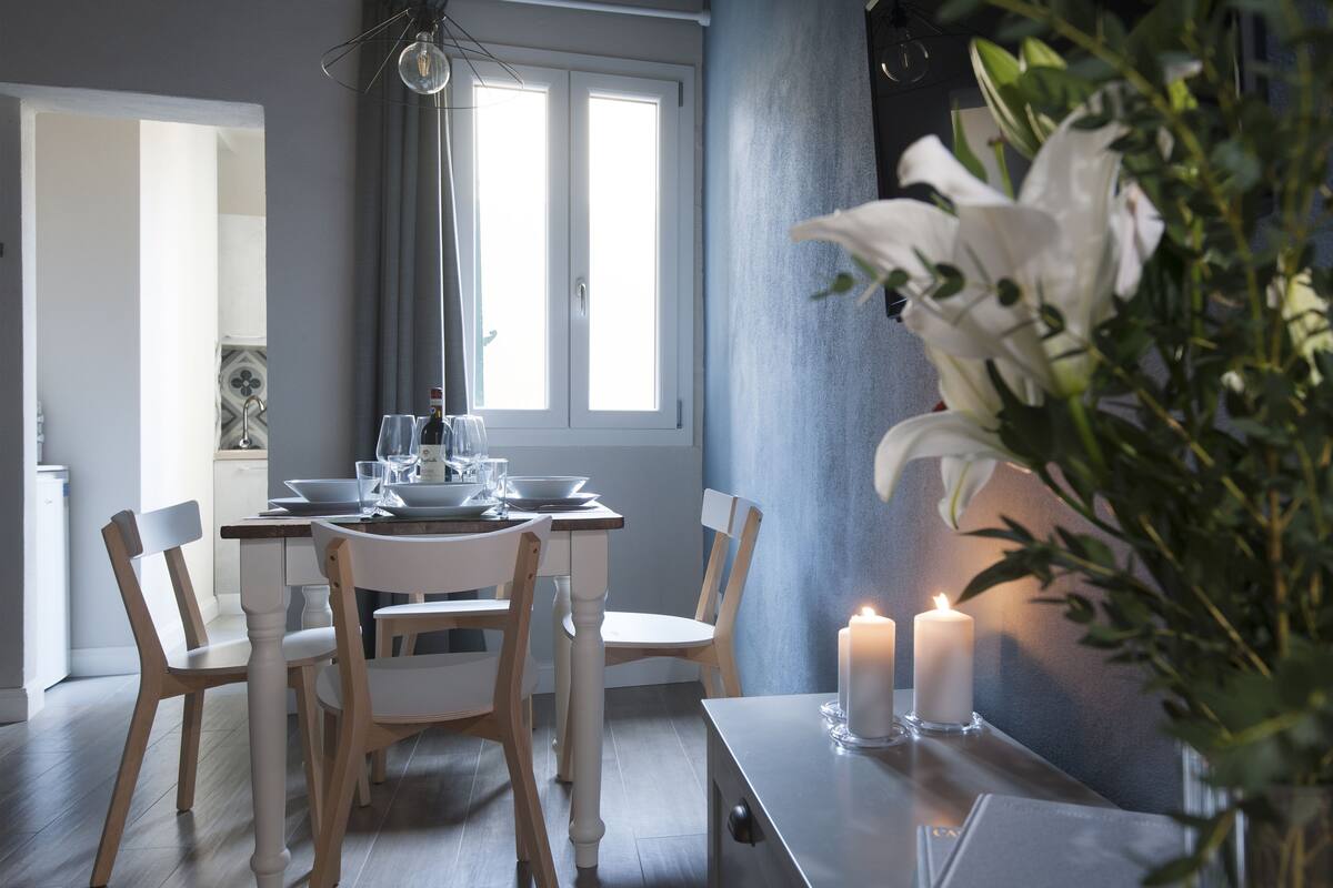 Deluxe appartement, 1 queensize bed met slaapbank, keuken | Woonruimte | Ledtelevisie