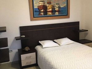 Escritorio, wifi gratis, ropa de cama y acceso para silla de ruedas 