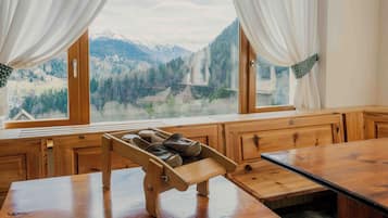 Tägliches Frühstücksbuffet (15 EUR pro Person)