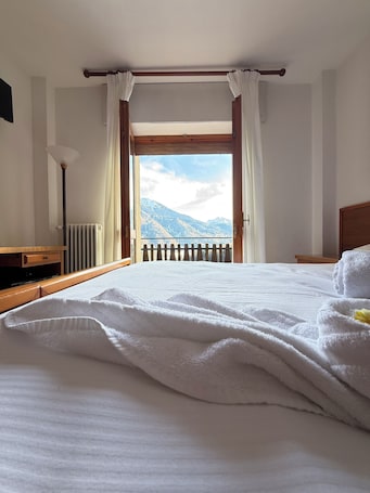 Deluxe Double Room. Miravalle Supersport Hotel