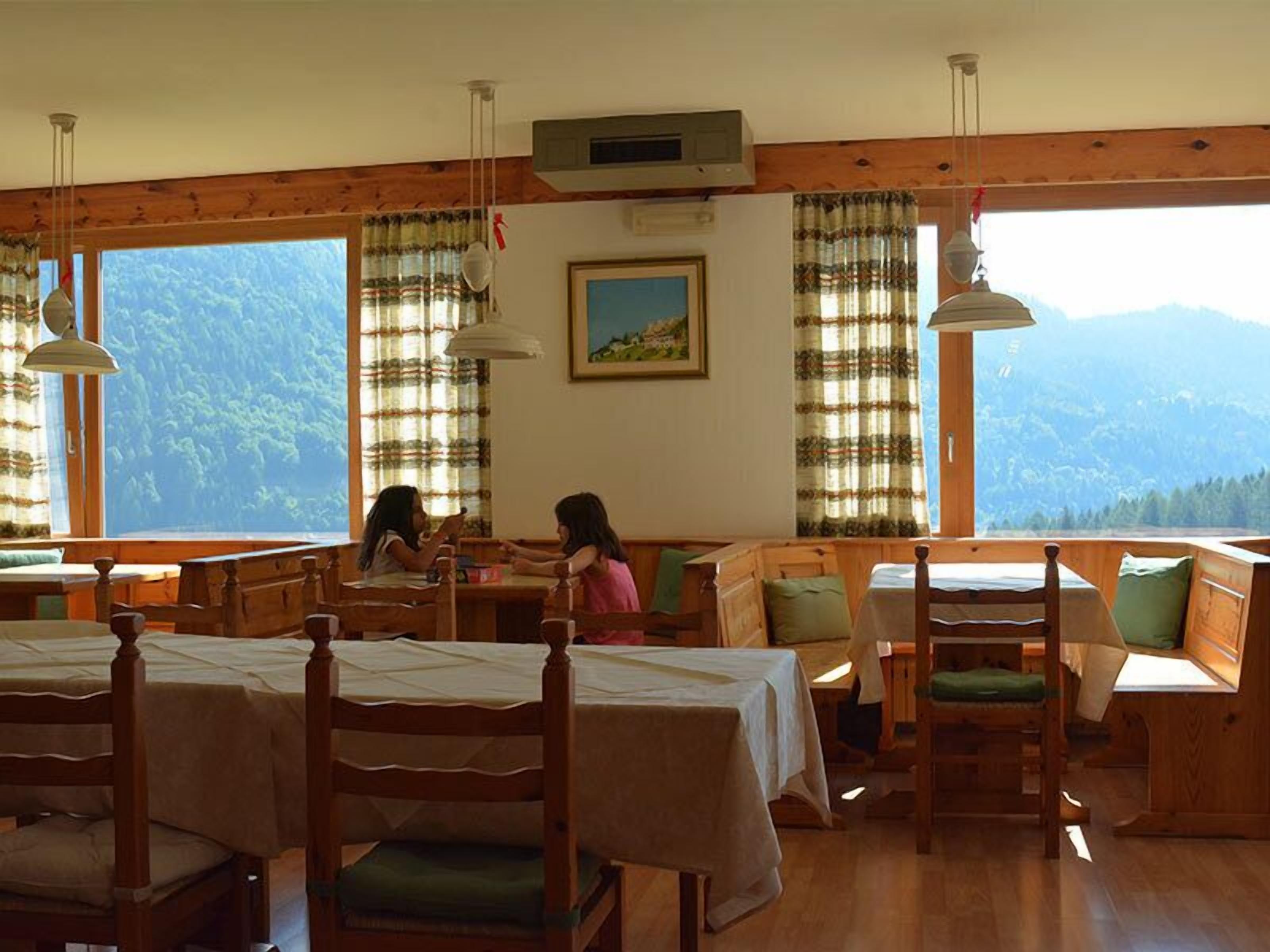 Petit déjeuner buffet (15 EUR par personne)