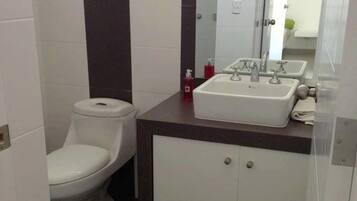 Apartment, 3 Bedrooms | Bilik Mandi | Pancuran mandi, kelengkapan dandanan diri percuma, pengering rambut