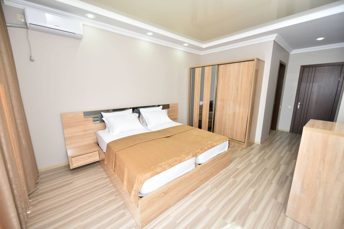 Business-Doppel- oder -Zweibettzimmer, 1 King-Bett, Nichtraucher | Schallisolierte Zimmer, Bügeleisen/Bügelbrett, kostenloses WLAN