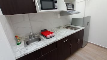 Loft Comfort | Cuina bàsica privada | Frigorífic i microones