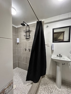 Family Loft | Bathroom | Shower, rainfall showerhead, free toiletries, hair dryer - Hotel Singular Coyoacán (Mexico City)