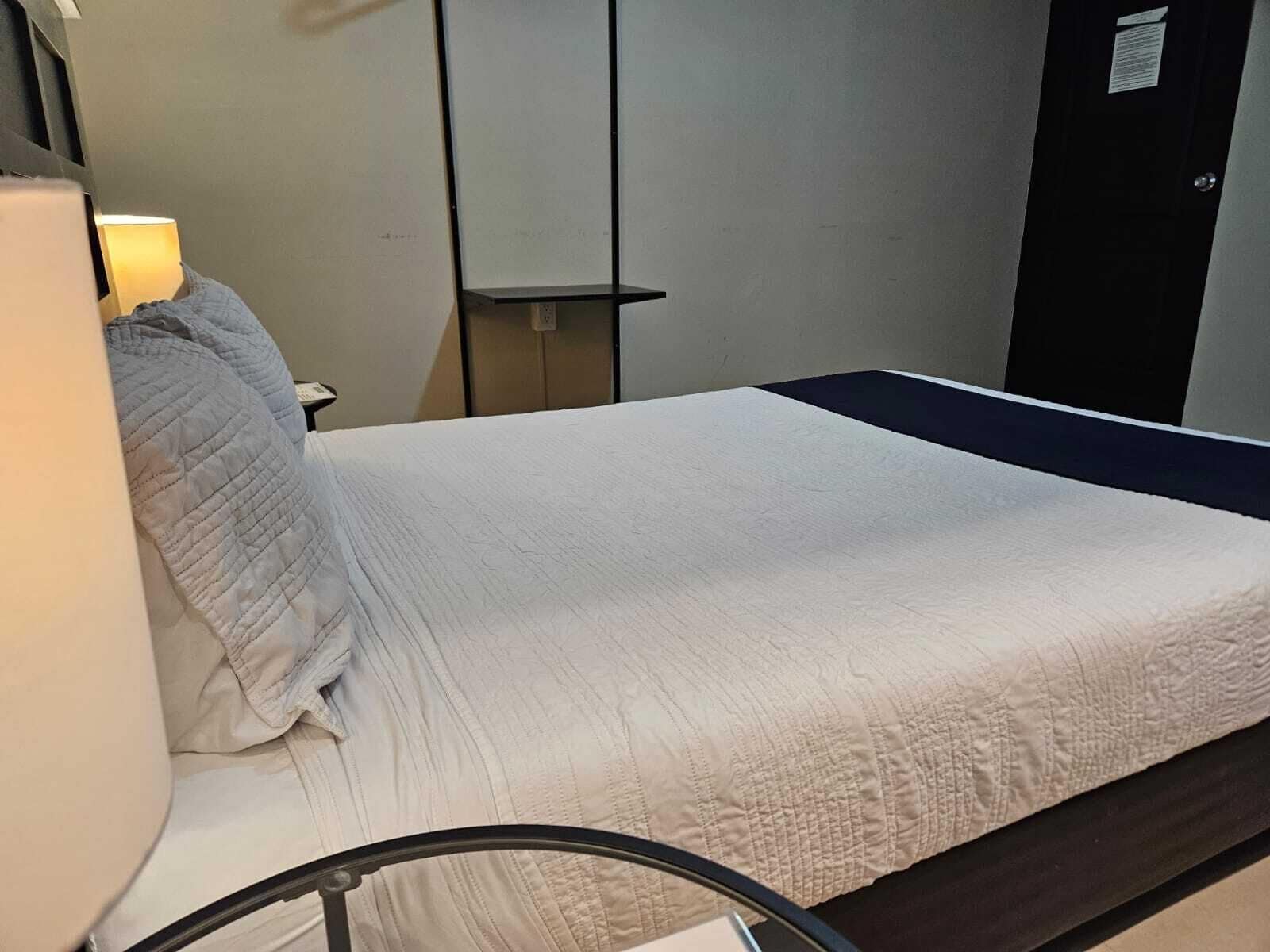 スイート | 高級寝具、遮光カーテン、アイロン / アイロン台、WiFi (無料)