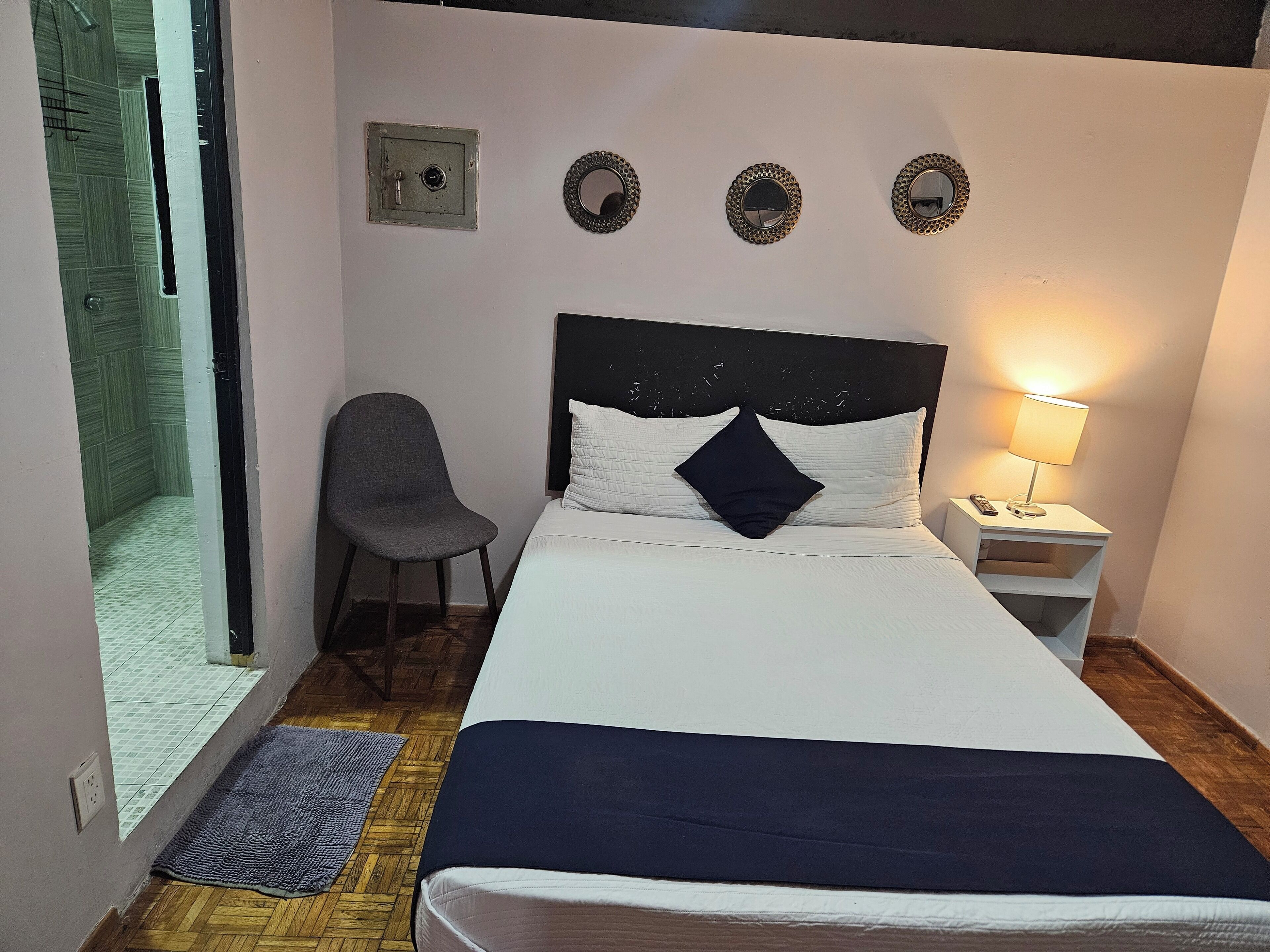 エコノミールーム | 高級寝具、遮光カーテン、アイロン / アイロン台、WiFi (無料)