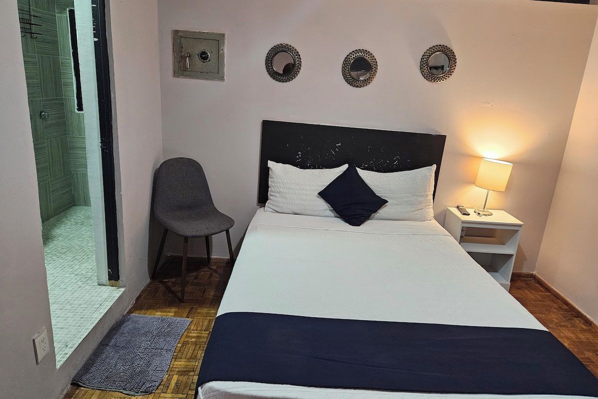 Economy Room | Peralatan tempat tidur premium, langsir/tirai gelap terus