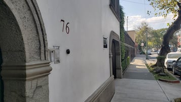 Vista frontal de la propiedad