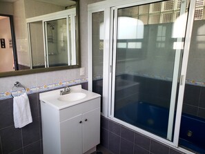 Suite, Balcony | Bilik Mandi | Pancuran mandi, hulu semburan mandi hujan 