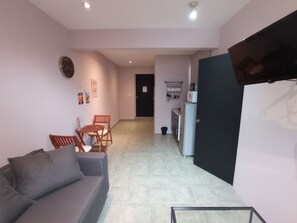 Loft Comfort | Seprai premium, tirai kedap cahaya, dan setrika/meja setrika