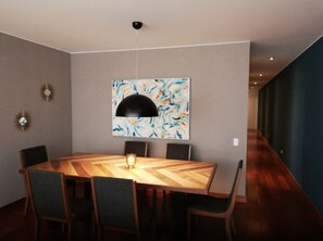 Apartament, 3 dormitoris | Zona de menjador de l'habitació