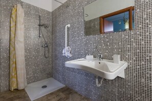 Kamar Double atau Twin | Kamar mandi | Shower, pengering rambut, kloset, dan handuk