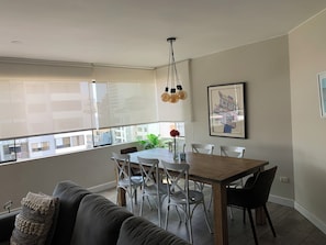 Apartamento empresarial, 4 quartos | Área de estar | TV de tela plana