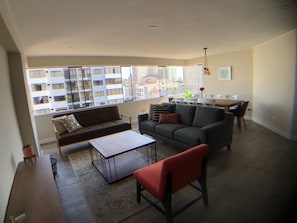 Apartamento empresarial, 4 quartos | Área de estar | TV de tela plana