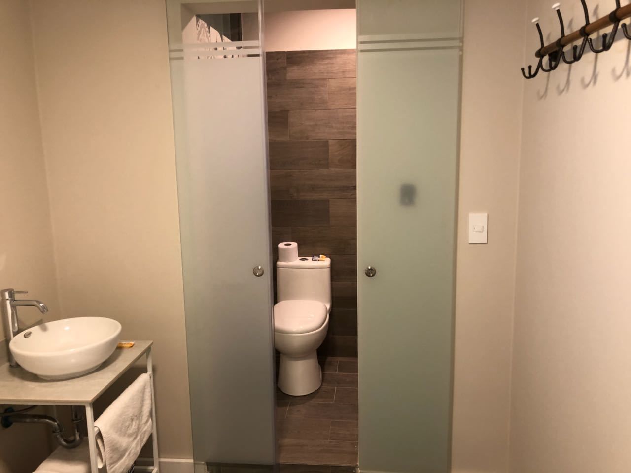 Business Apartment, 4 Bedrooms | Bathroom | Shower, free toiletries, hair dryer, towels