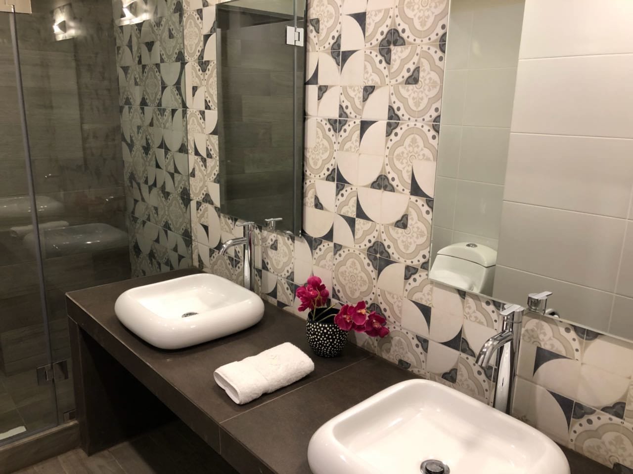 Apartamento Business, 4 habitaciones | Lavabo del cuarto de baño