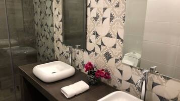 Apartamento Business, 4 habitaciones | Lavabo del cuarto de baño