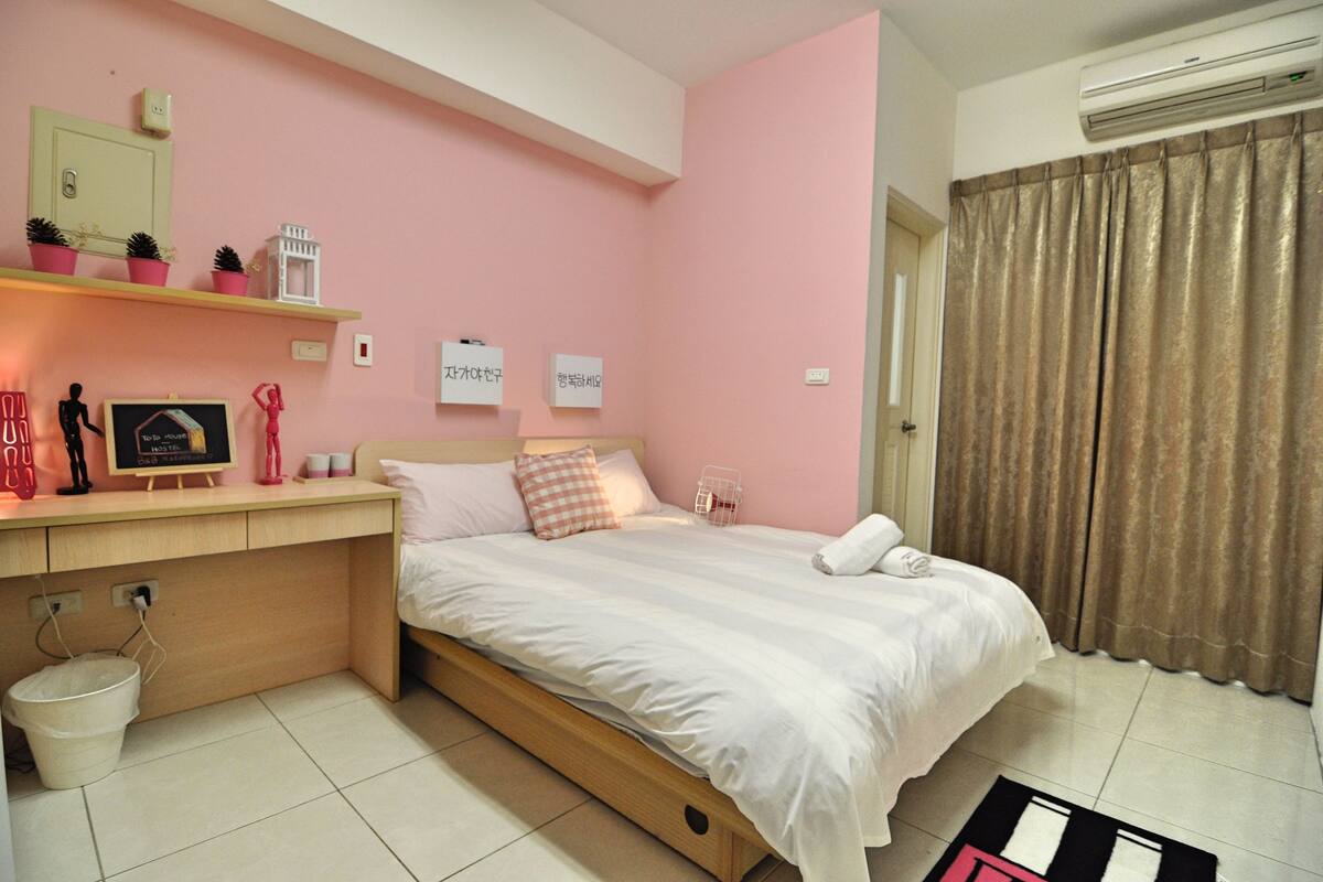 Desk, blackout curtains, soundproofing, free WiFi