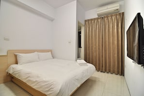 Desk, blackout curtains, soundproofing, free WiFi